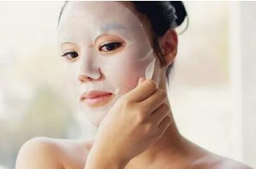 敷面膜的最佳时间，早上8点半和晚上10点半敷面膜最佳