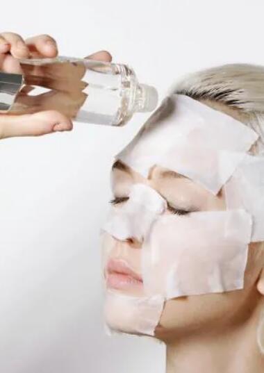 生理盐水对脸部皮肤有什么作用，能杀菌收缩毛孔