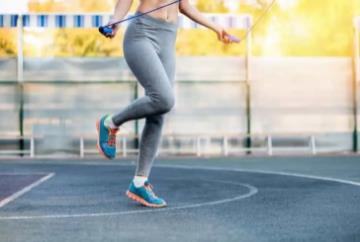 跳绳减肥的正确方法一天跳多少能达到效果，每天半小时坚持一个月