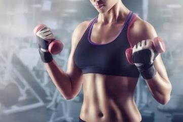 女生鲁铁是什么意思，在健身房进行力量训练