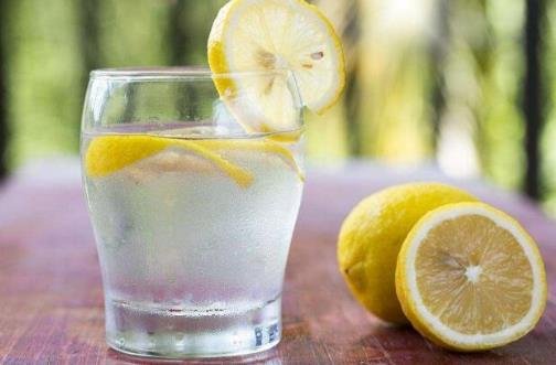 喝柠檬水的4大禁忌，不要空腹喝柠檬水会刺激胃部