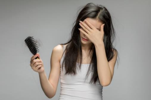 掉头发严重是什么原因女性，可能是遗传/压力/营养等多种因素导致