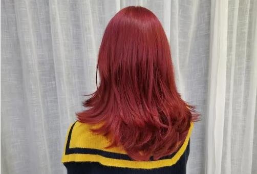 为什么理发师都不建议染红色，染红色要漂发对头发损伤大(5个原因)