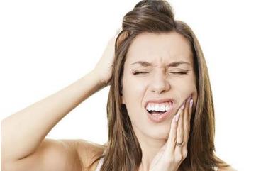 牙痛最怕的一碗水，用盐水/茶水漱口能有效缓解牙痛