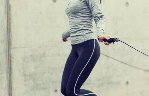 跳绳减肥的正确方法一天跳多少能达到效果，每次坚持30-60分钟最好