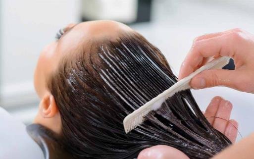 护发素的正确用法，头发洗干净后再用/用时要用梳子梳理