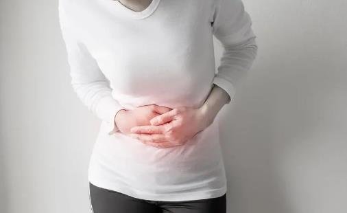 女性盆腔炎最明显的三种征兆：发热/下腹疼/阴道分泌物增多
