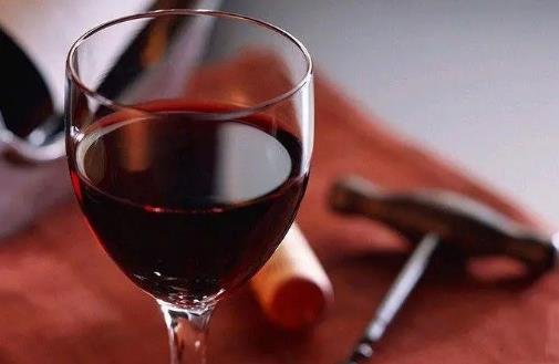 红酒的正确喝法怎样喝才养生，注意搭配食物/控制饮用量