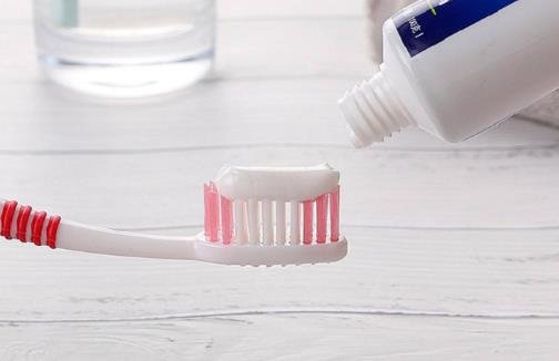 牙膏可以代替验孕棒，假的(牙膏不能模拟验孕棒的化学反应)