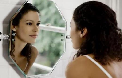 真人比镜子里的丑吗，有可能(大脑会将镜子里的自己美化近30%)