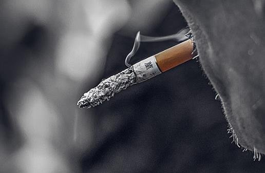 电子烟和香烟哪个危害大，香烟对健康的威胁更大(但二者差别半斤八两)
