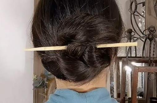 怎么盘头发用一根筷子，筷子盘发操作手法详解