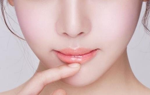 女生嘴唇厚如何变薄，可以通过化妆/按摩/医美整容来改善厚唇