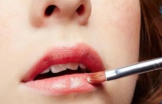 女生嘴唇厚如何变薄，可以通过化妆/按摩/医美整容来改善厚唇