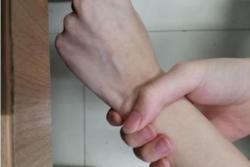 男生为什么要握住女生的手腕，一种下意识的保护动作(5个原因)