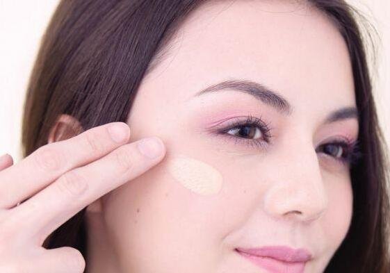女生长期擦粉底液和不擦的区别，不擦粉的脸皮肤会更好更健康